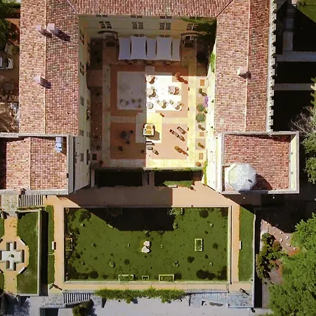 Chateau De Pondres Hotel 4*